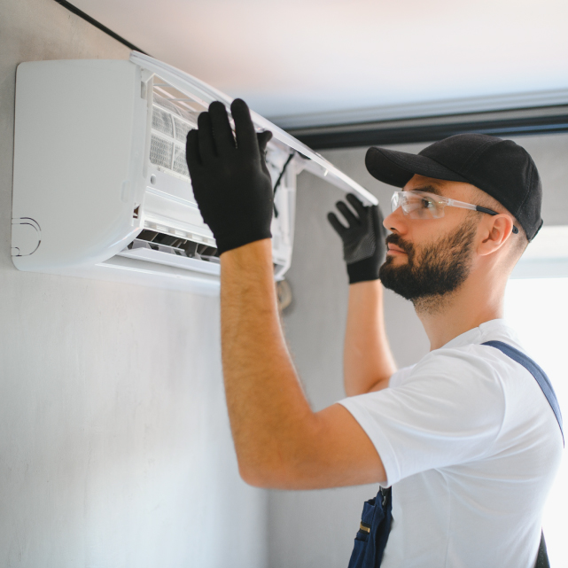 Técnico instalando ar condicionado